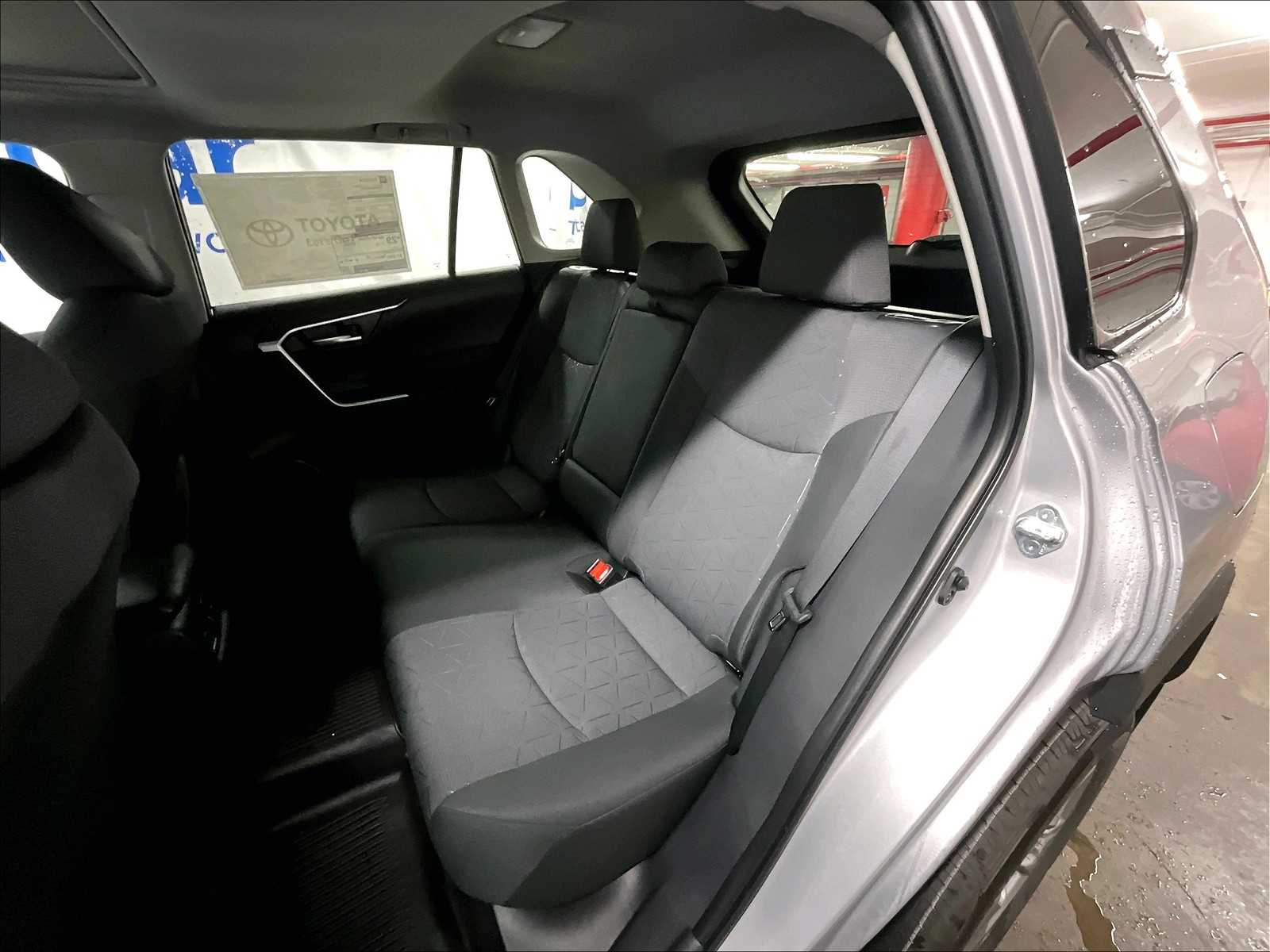 2025 Toyota RAV4 XLE - Photo 15