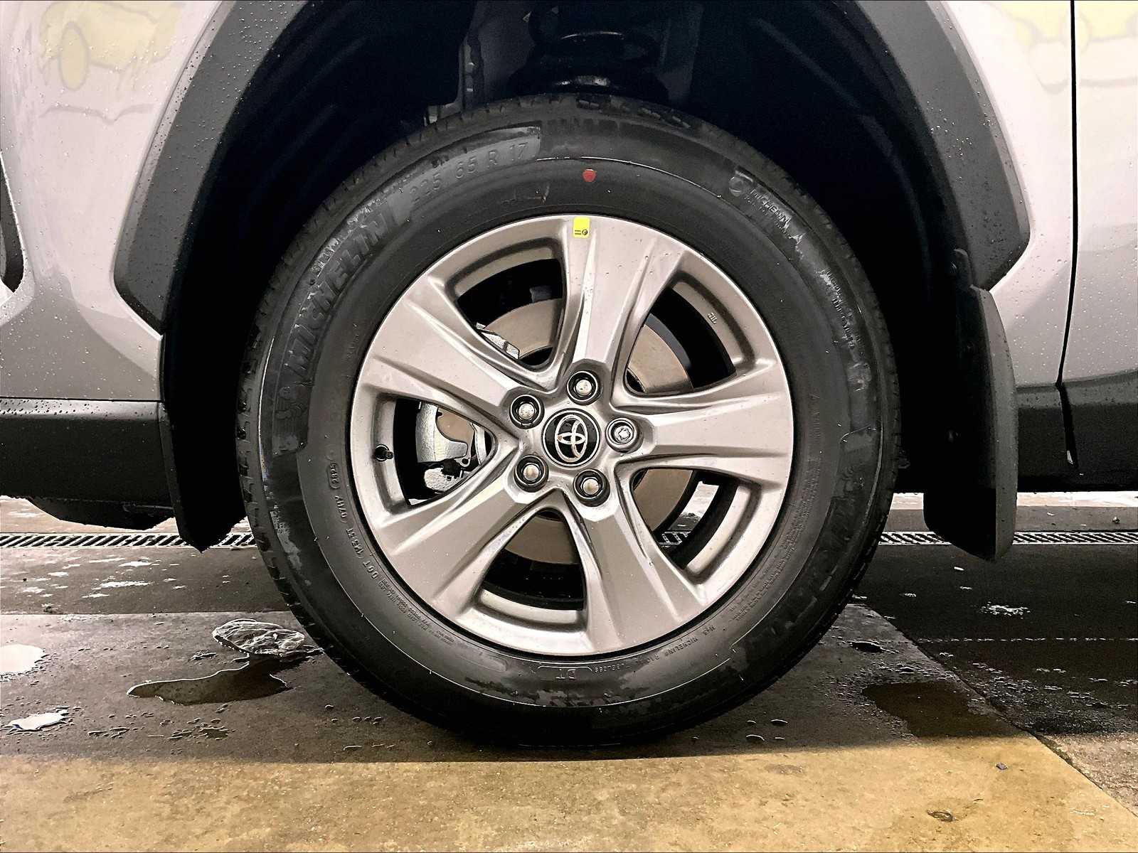 2025 Toyota RAV4 XLE - Photo 8