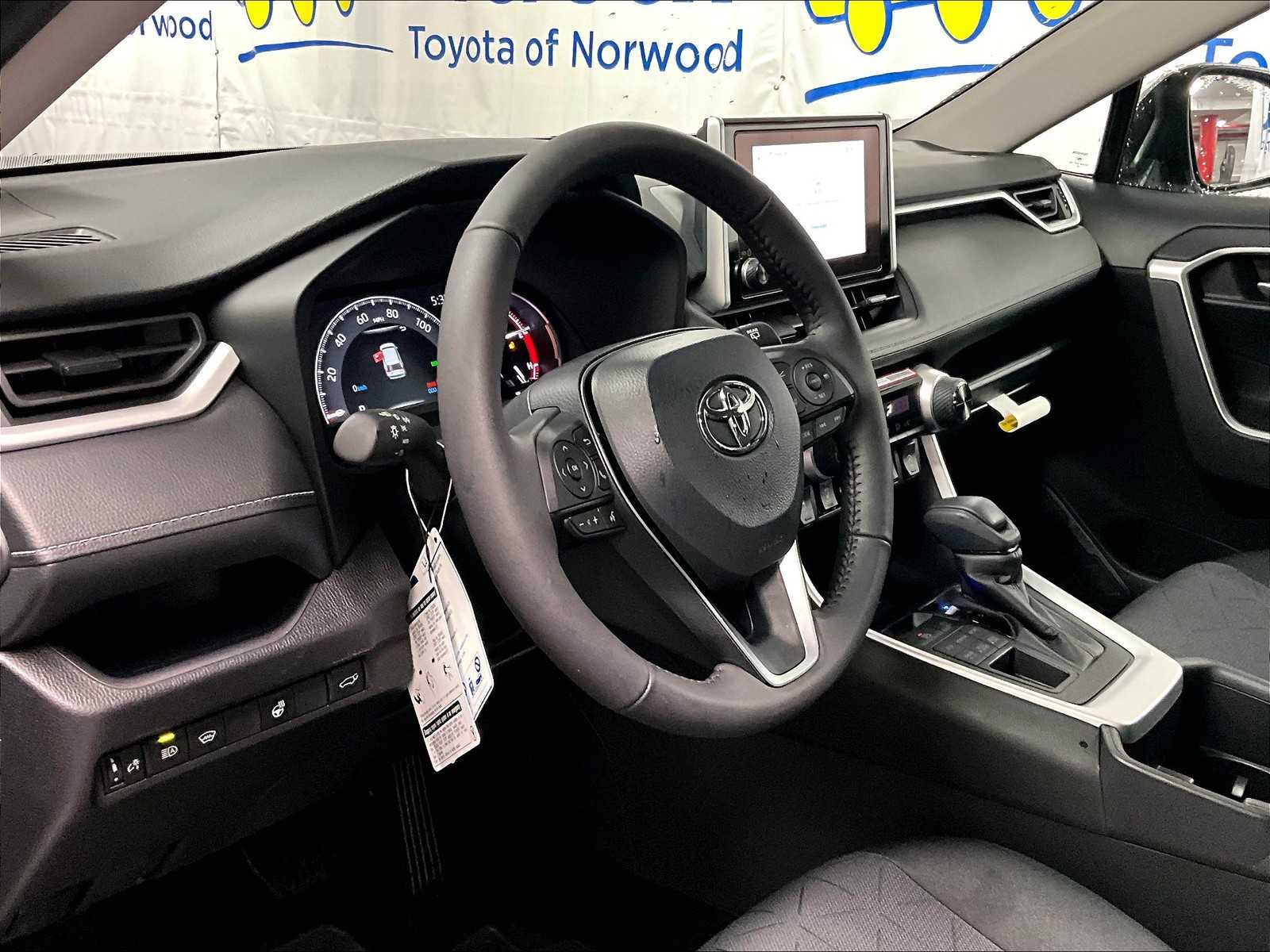 2025 Toyota RAV4 XLE - Photo 9
