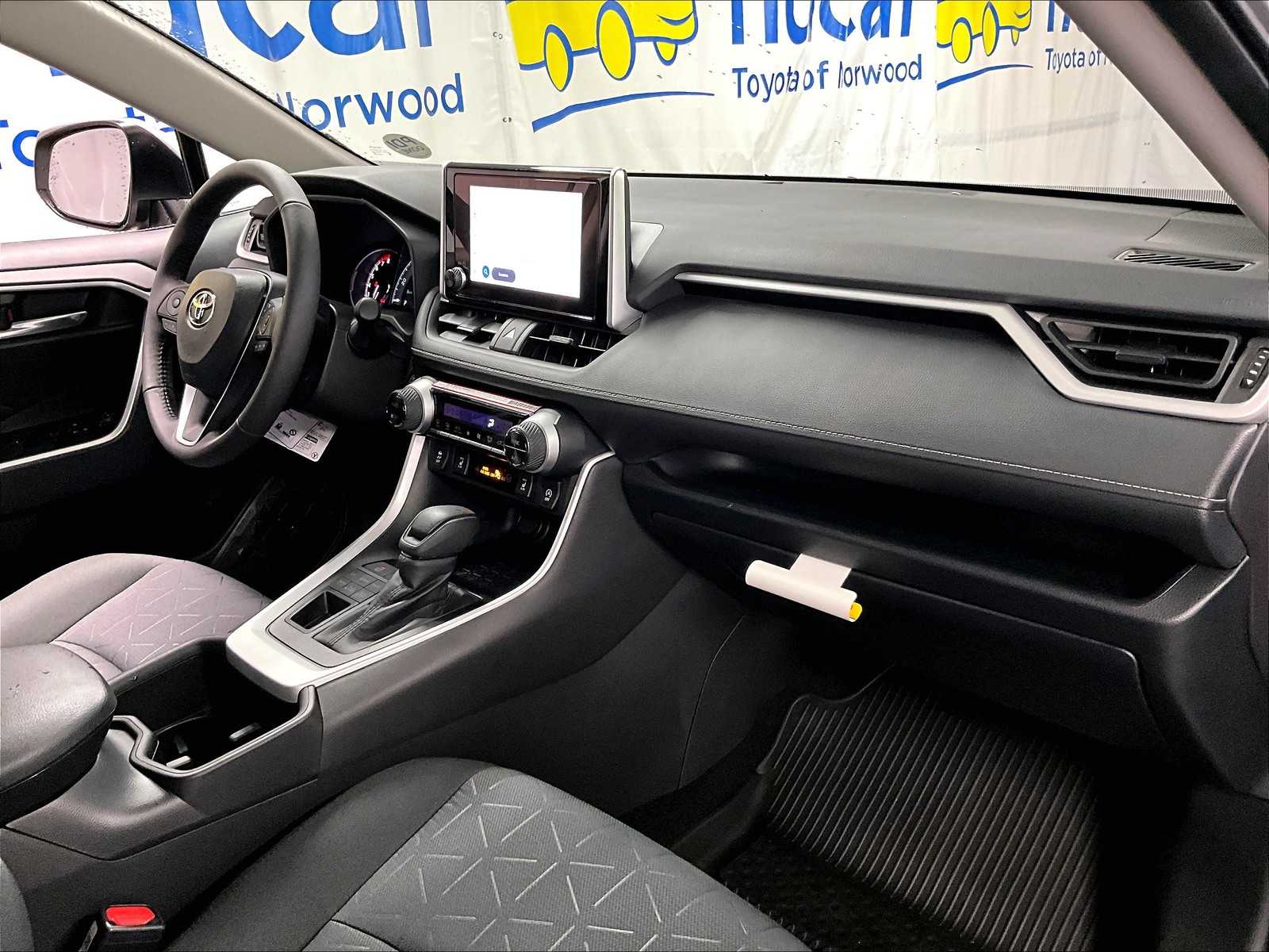 2025 Toyota RAV4 XLE - Photo 10