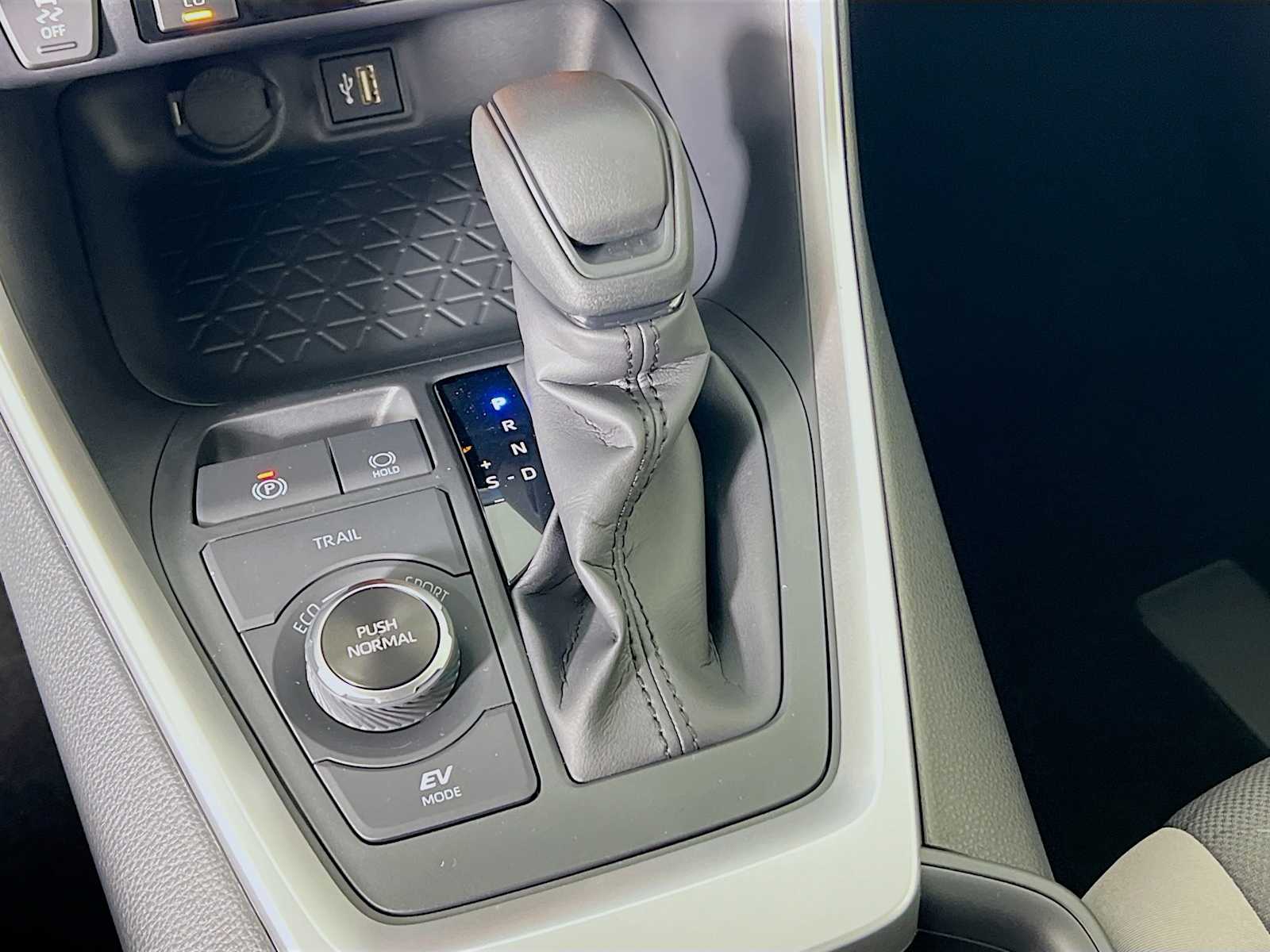 2025 Toyota RAV4 Hybrid XLE - Photo 11