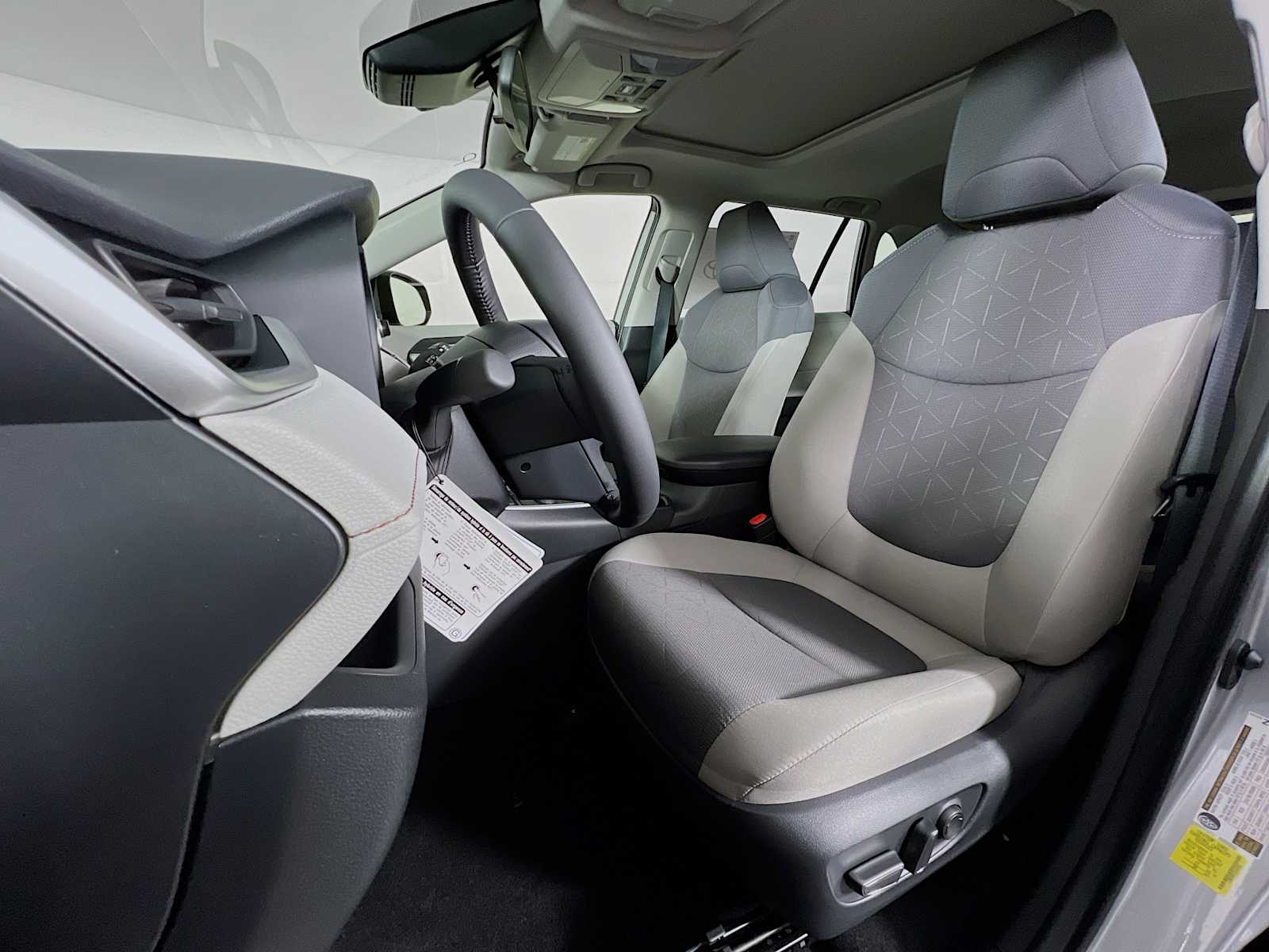 2025 Toyota RAV4 Hybrid XLE - Photo 12