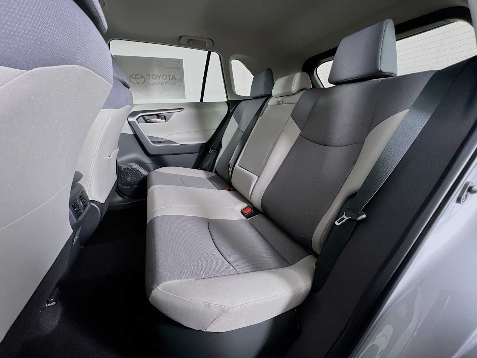 2025 Toyota RAV4 Hybrid XLE - Photo 13