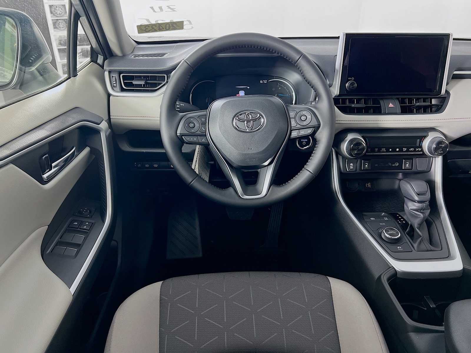 2025 Toyota RAV4 Hybrid XLE - Photo 15