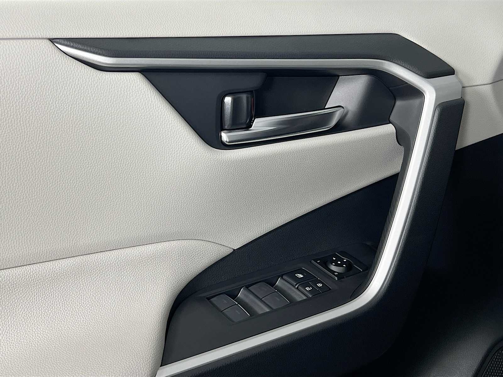 2025 Toyota RAV4 Hybrid XLE - Photo 16