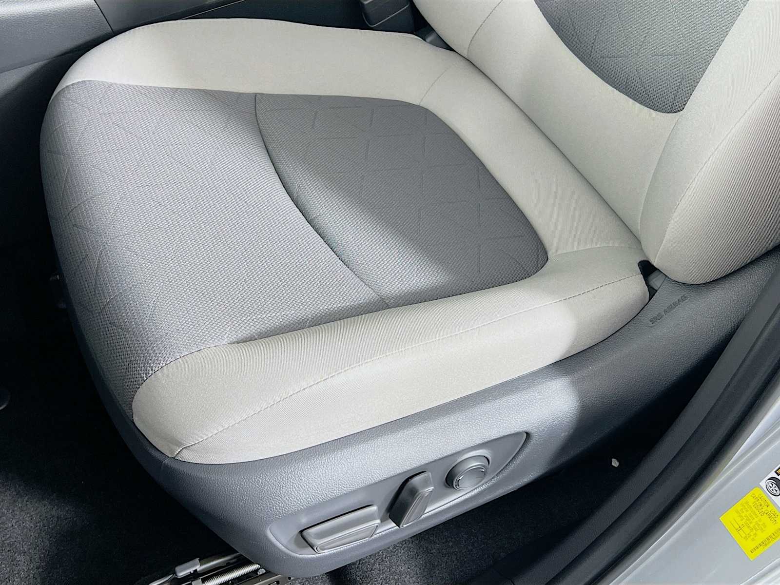 2025 Toyota RAV4 Hybrid XLE - Photo 17