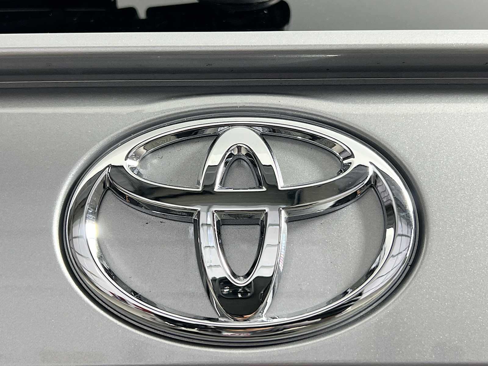 2025 Toyota RAV4 Hybrid XLE - Photo 18