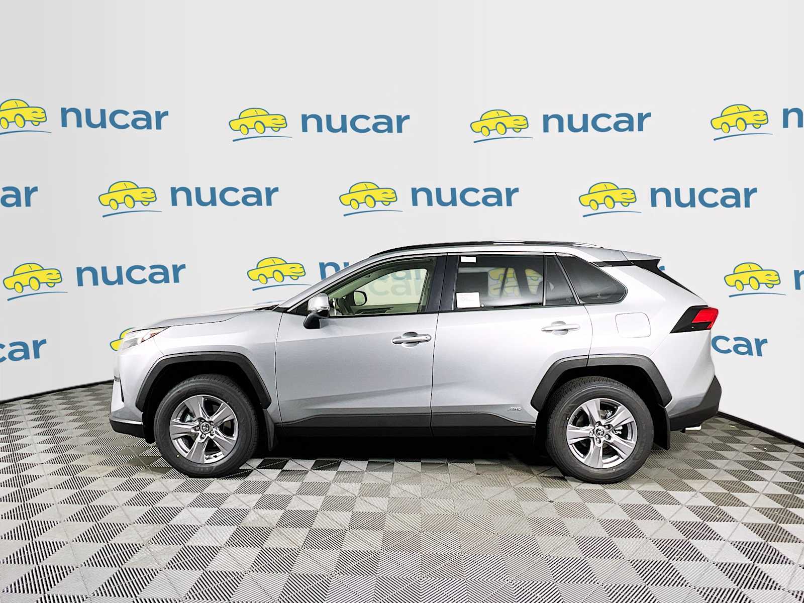 2025 Toyota RAV4 Hybrid XLE - Photo 3