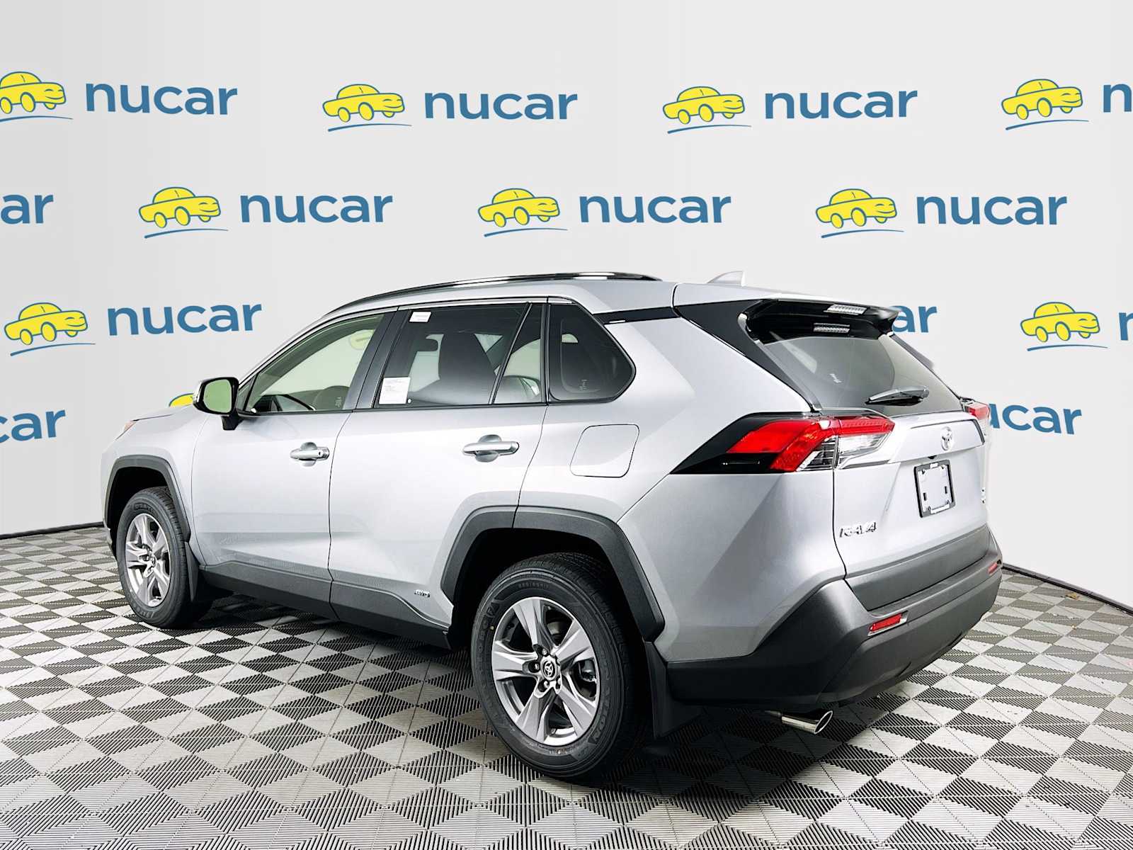 2025 Toyota RAV4 Hybrid XLE - Photo 4