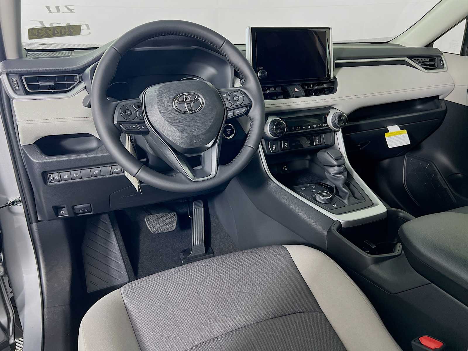 2025 Toyota RAV4 Hybrid XLE - Photo 6