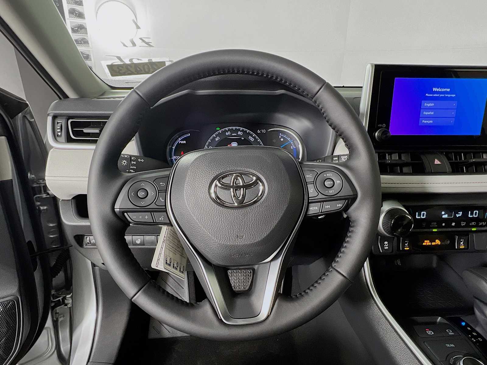 2025 Toyota RAV4 Hybrid XLE - Photo 7