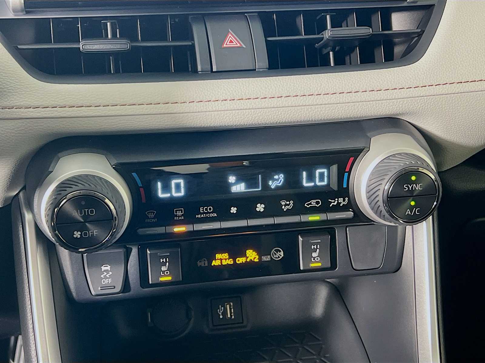 2025 Toyota RAV4 Hybrid XLE - Photo 10