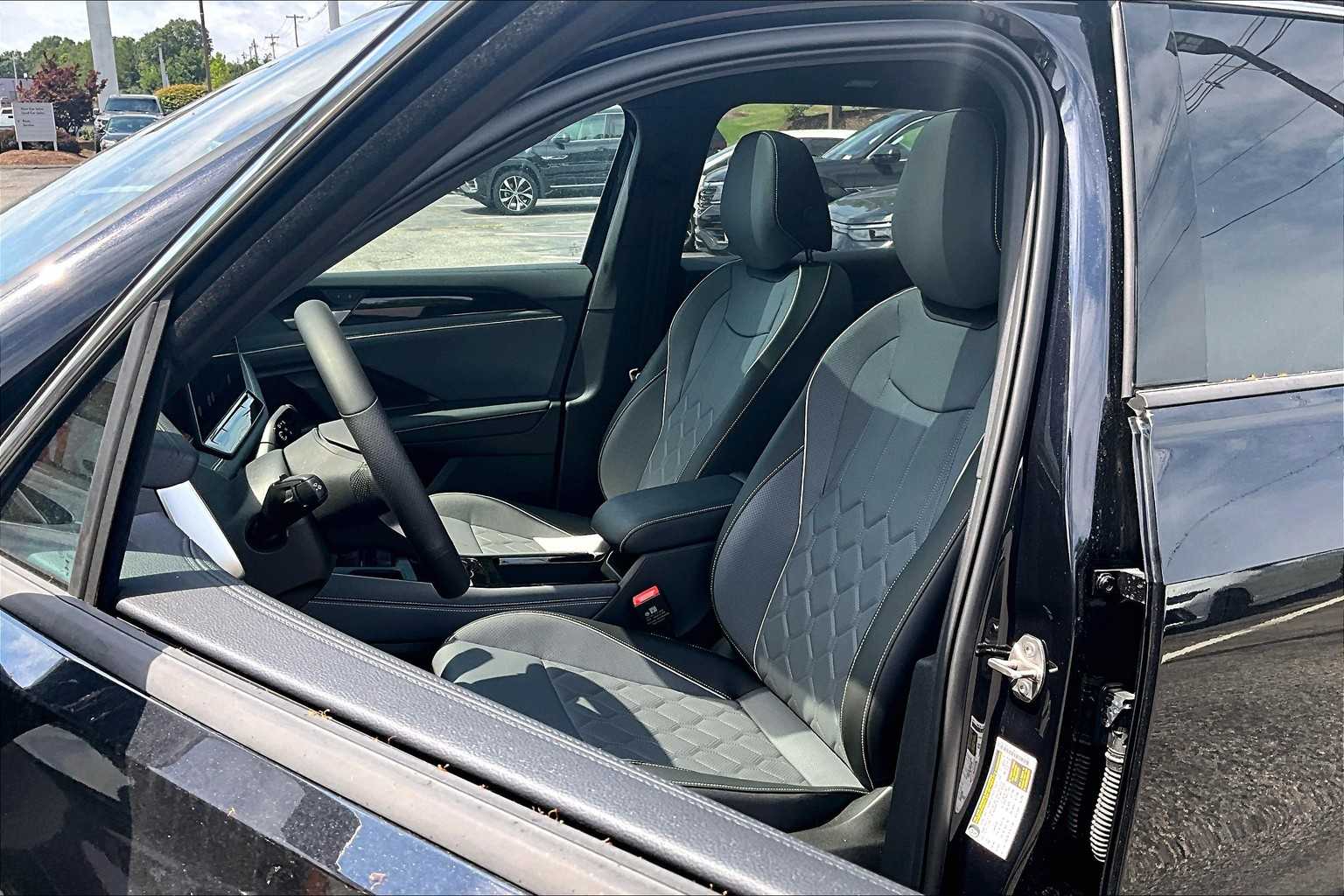 2025 Volkswagen Tiguan SEL R-Line - Photo 11