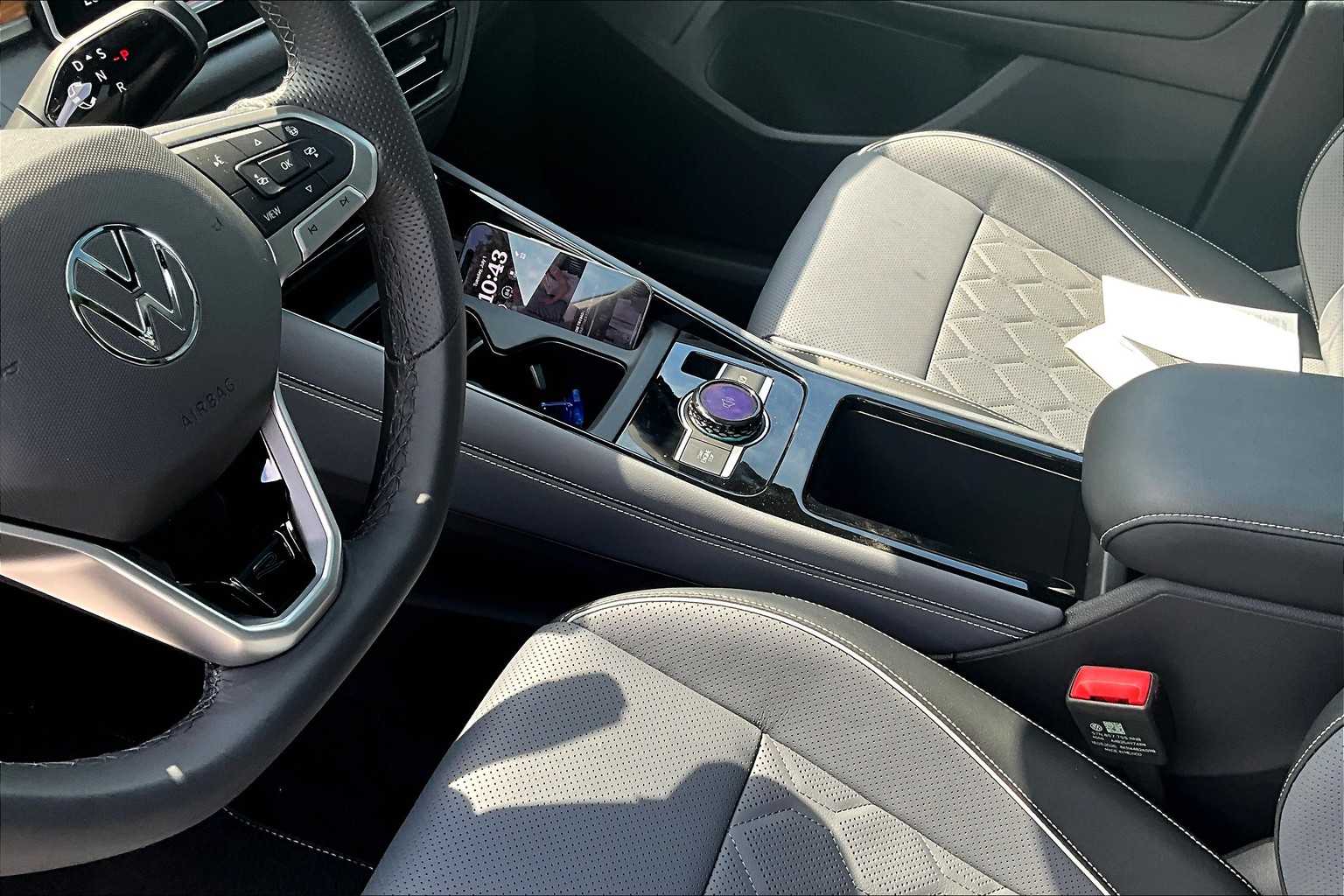 2025 Volkswagen Tiguan SEL R-Line - Photo 14