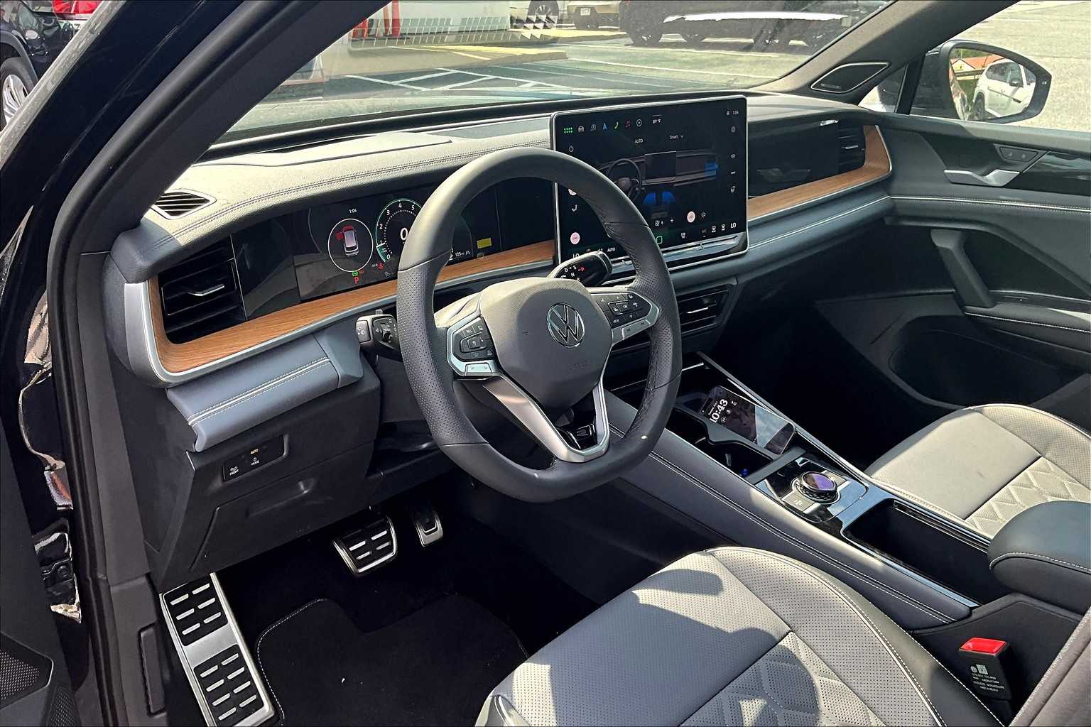 2025 Volkswagen Tiguan SEL R-Line - Photo 9