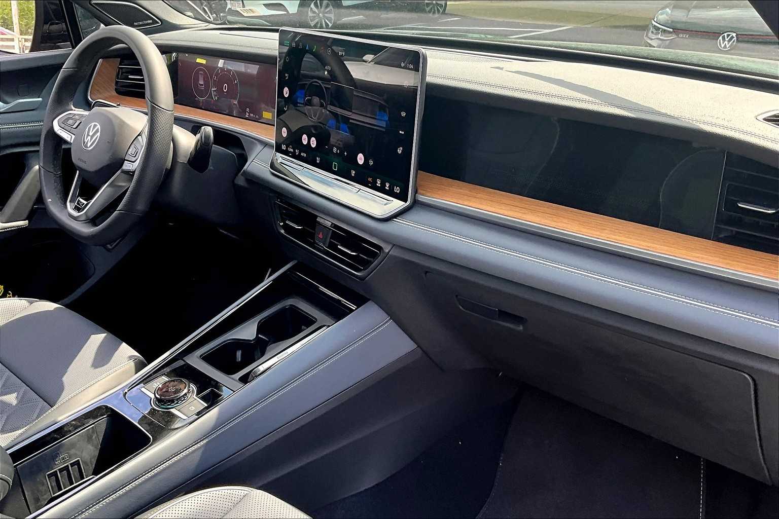 2025 Volkswagen Tiguan SEL R-Line - Photo 10