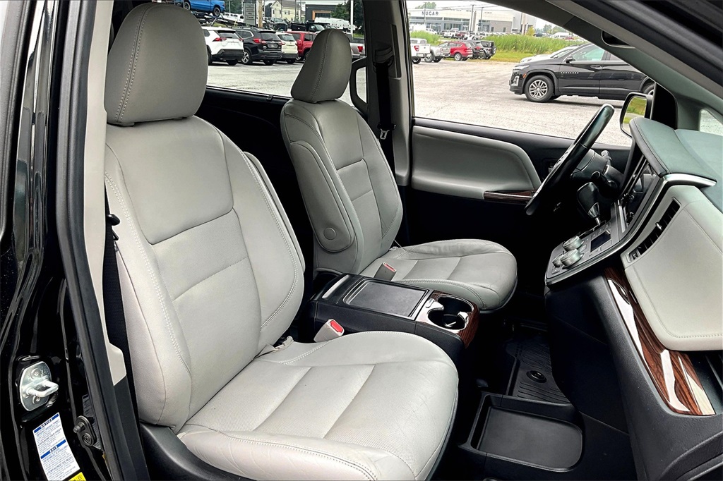 2017 Toyota Sienna XLE - Photo 11