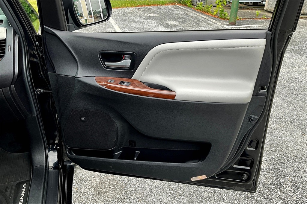 2017 Toyota Sienna XLE - Photo 12