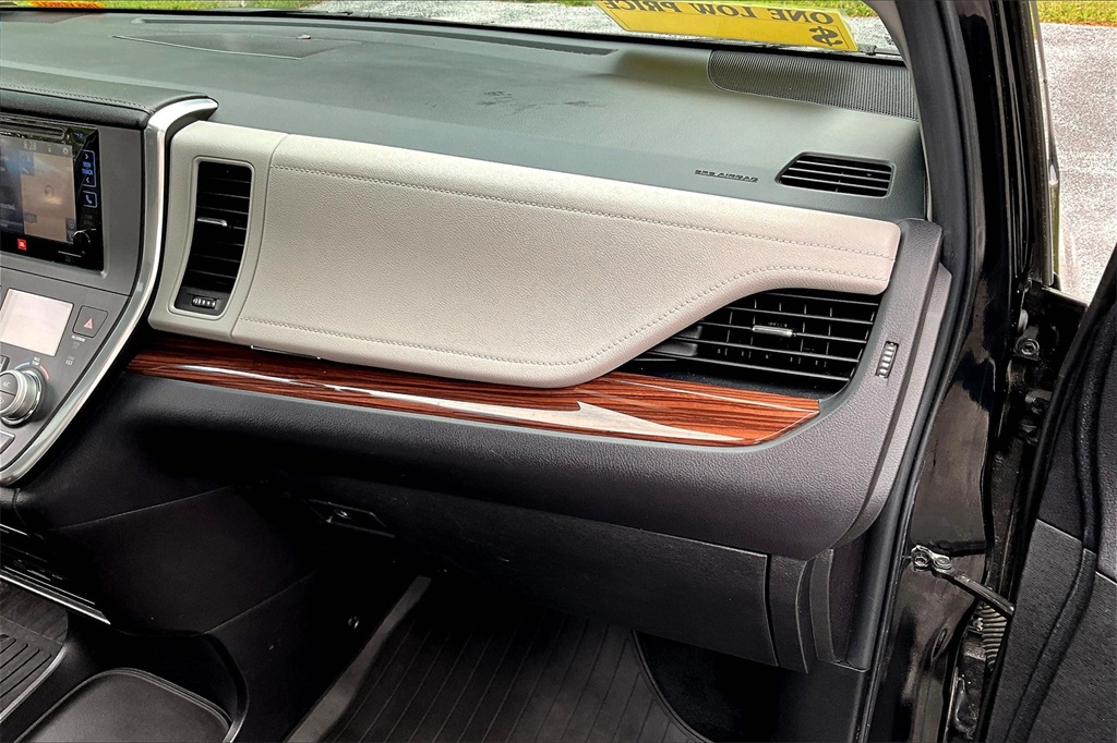 2017 Toyota Sienna XLE - Photo 13