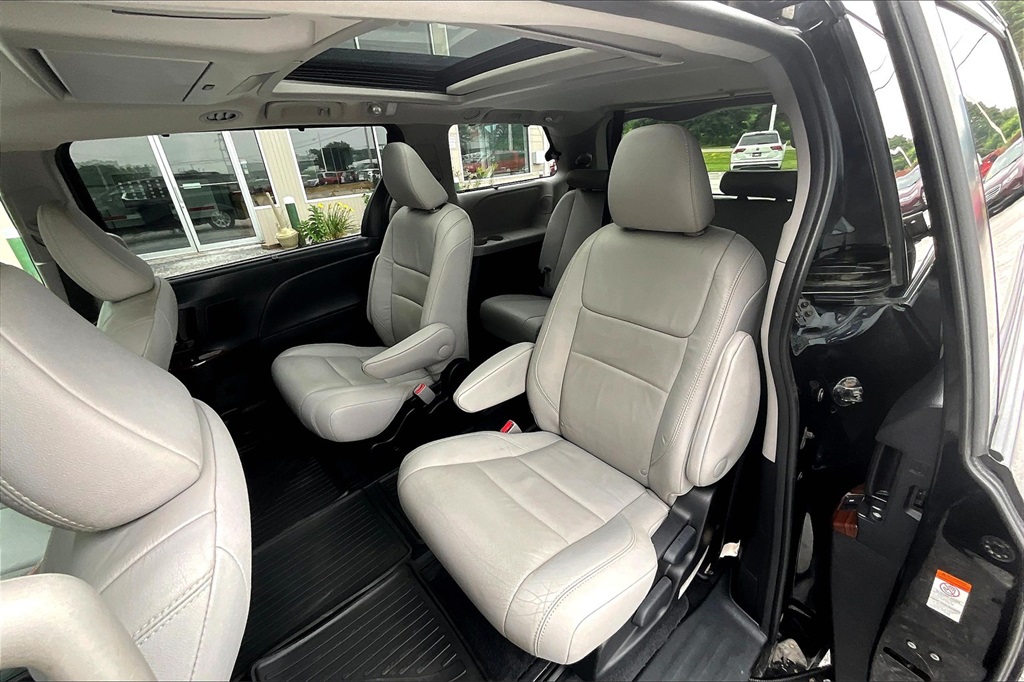 2017 Toyota Sienna XLE - Photo 15