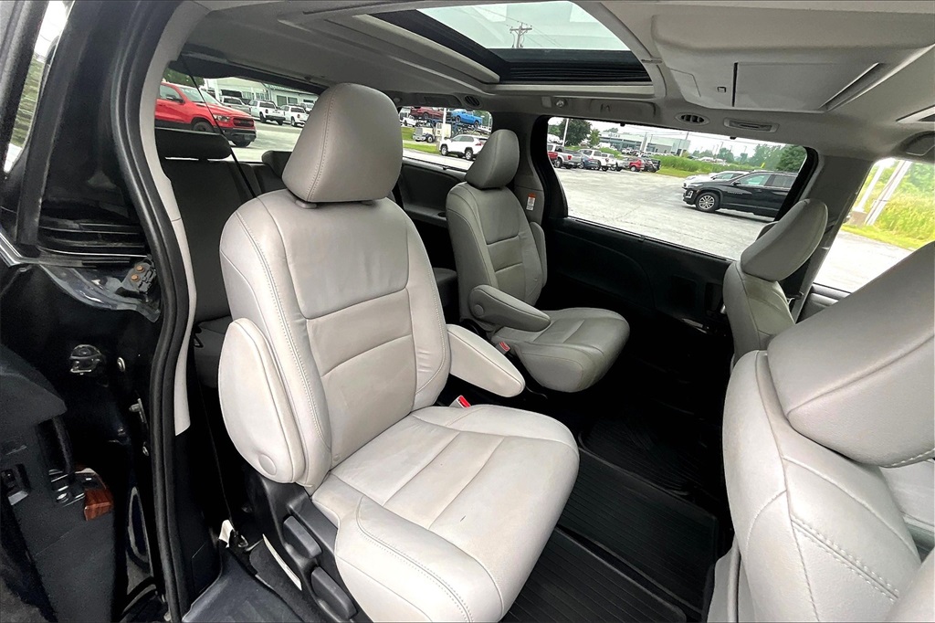 2017 Toyota Sienna XLE - Photo 16