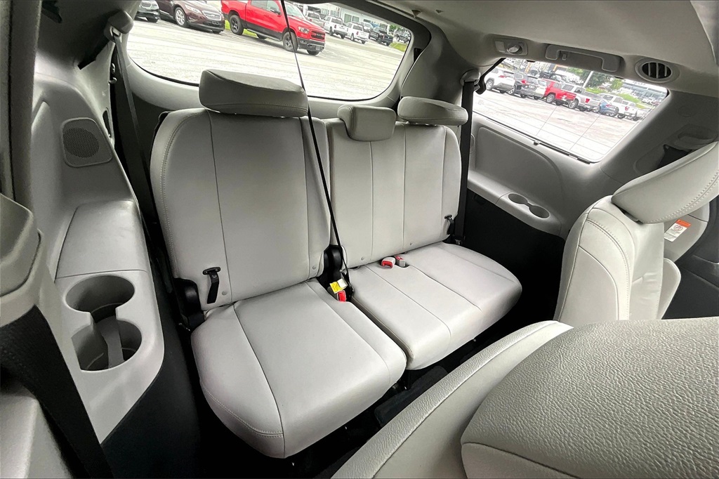 2017 Toyota Sienna XLE - Photo 17