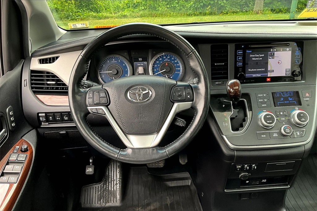 2017 Toyota Sienna XLE - Photo 18