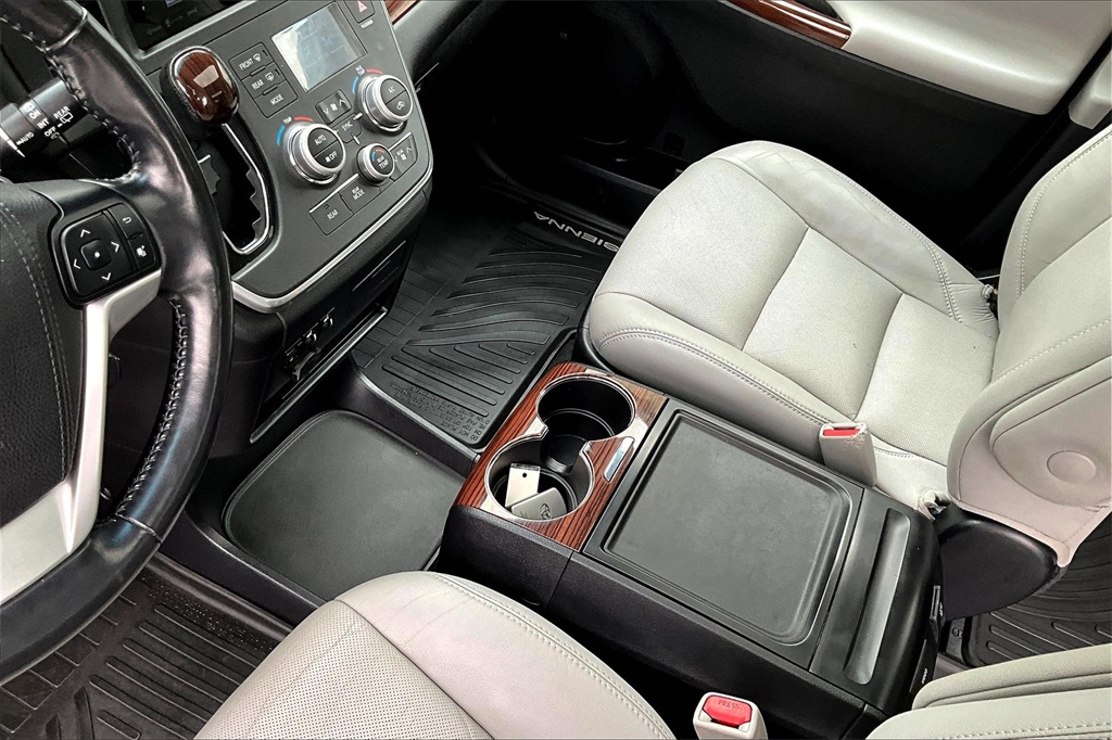 2017 Toyota Sienna XLE - Photo 21