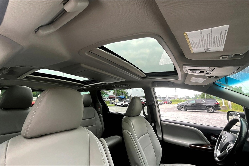 2017 Toyota Sienna XLE - Photo 23