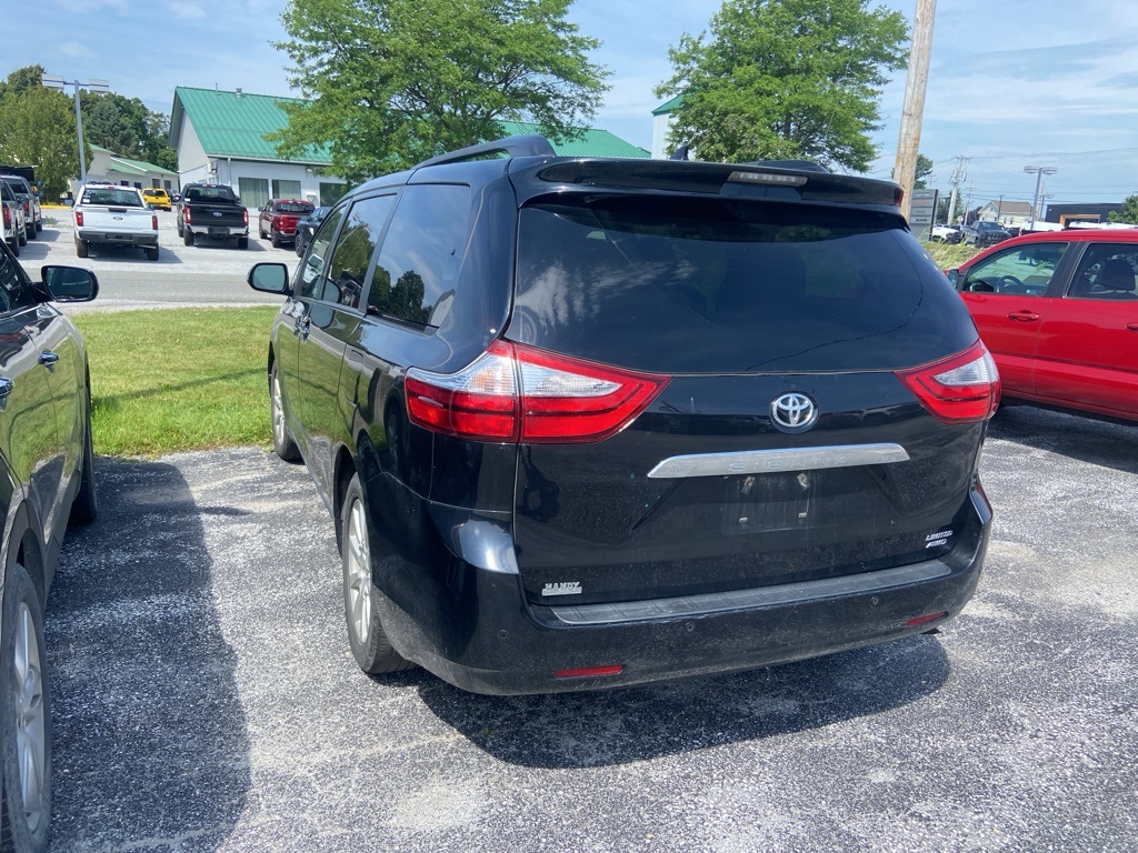2017 Toyota Sienna XLE - Photo 3