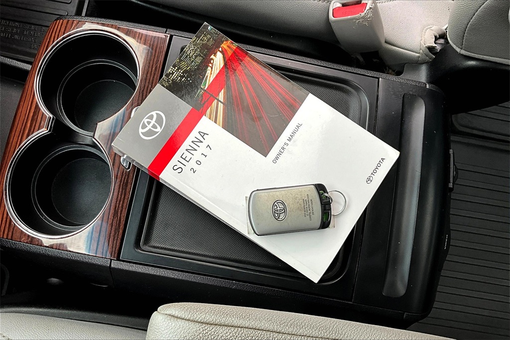 2017 Toyota Sienna XLE - Photo 32
