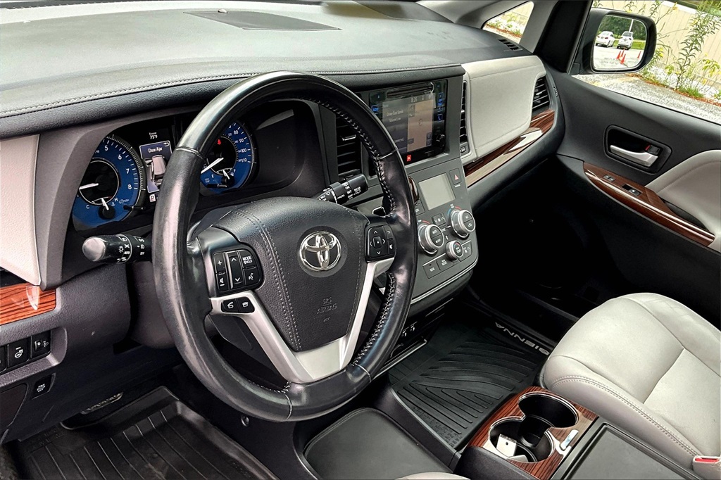 2017 Toyota Sienna XLE - Photo 8
