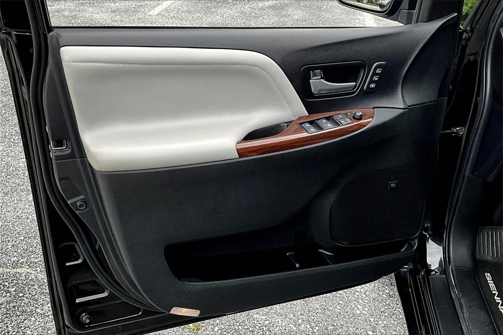 2017 Toyota Sienna XLE - Photo 9