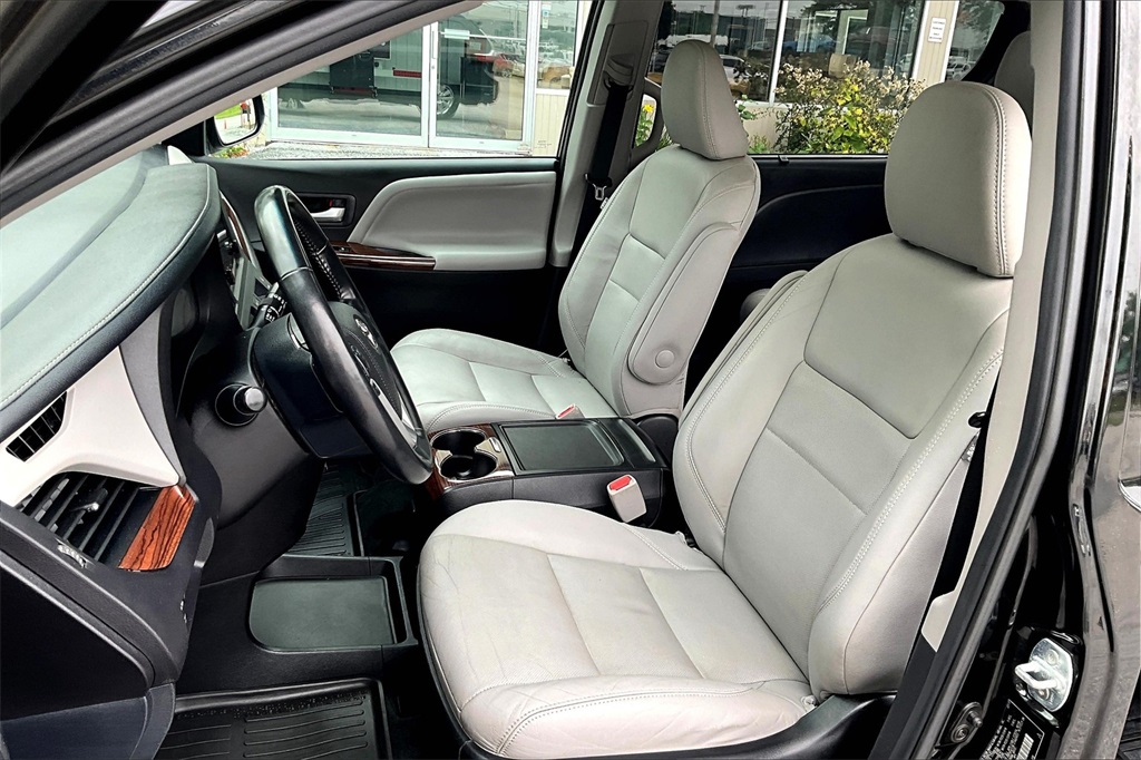 2017 Toyota Sienna XLE - Photo 10