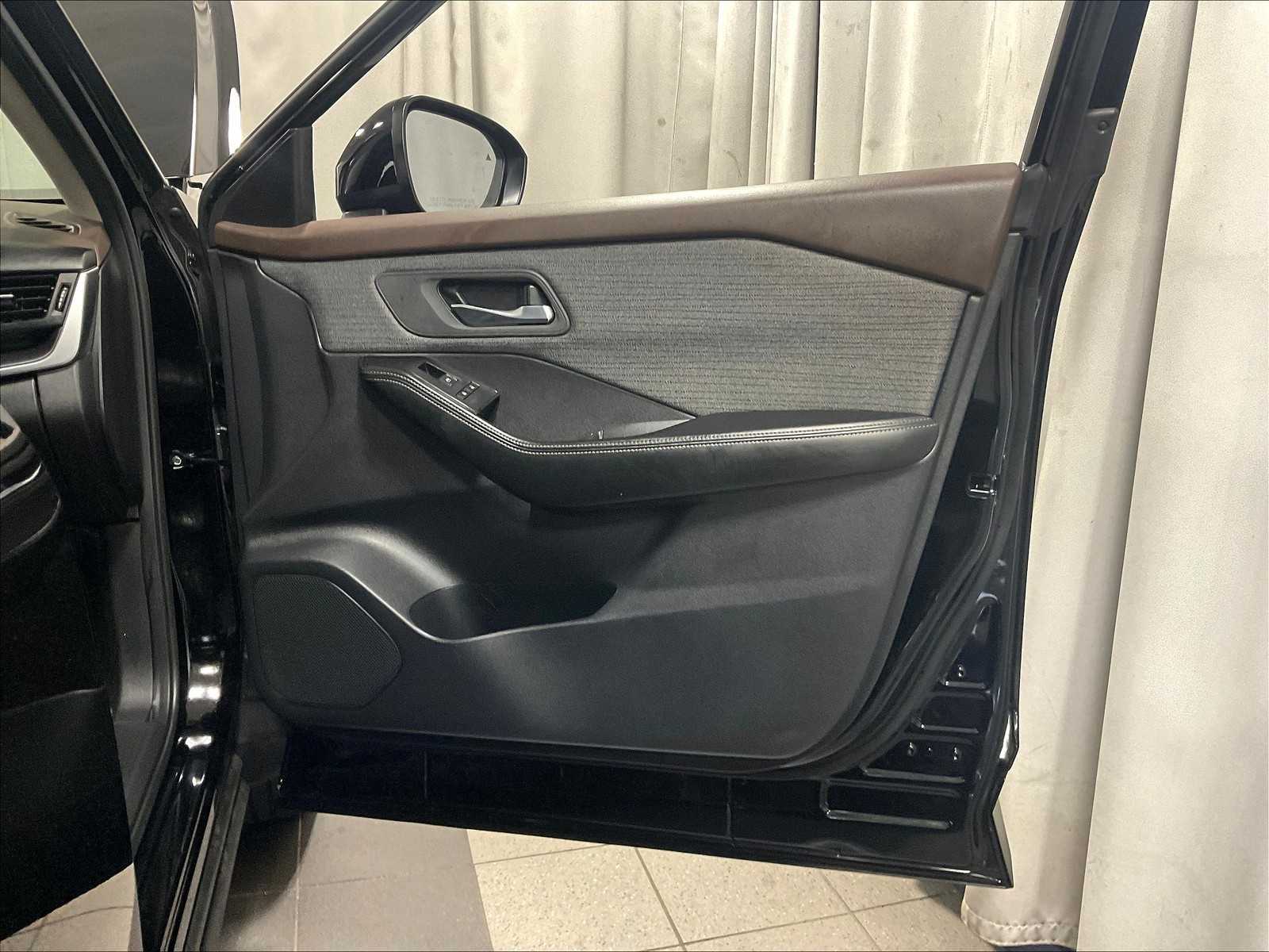 2023 Nissan Rogue SV - Photo 12
