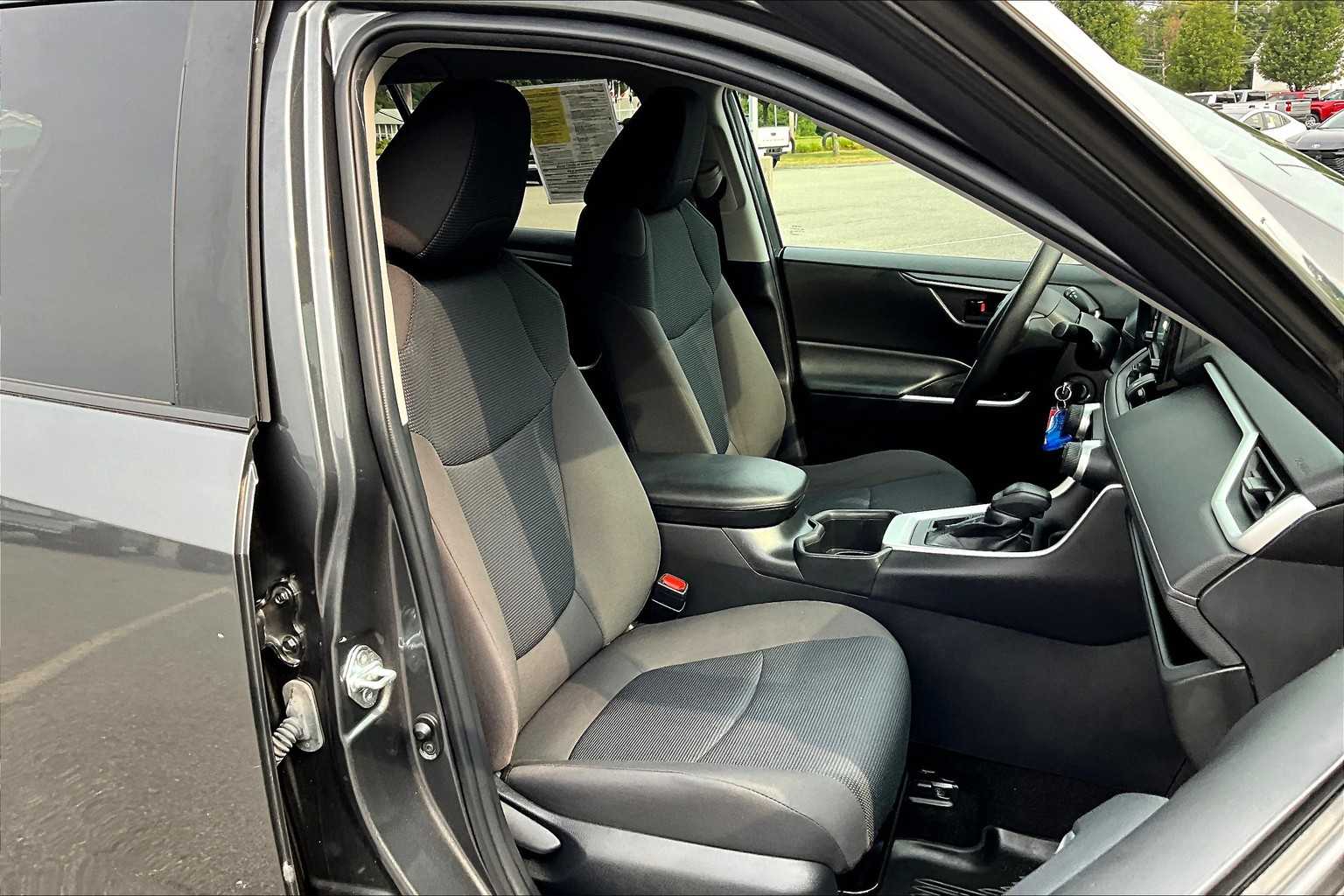 2022 Toyota RAV4 LE - Photo 11