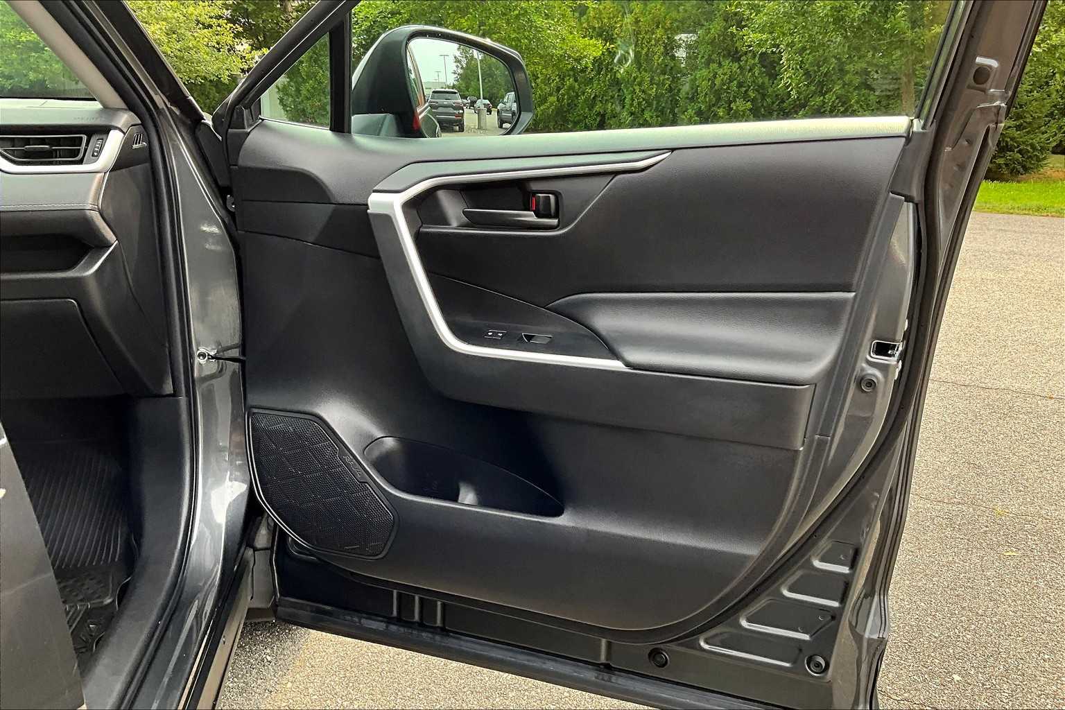 2022 Toyota RAV4 LE - Photo 12