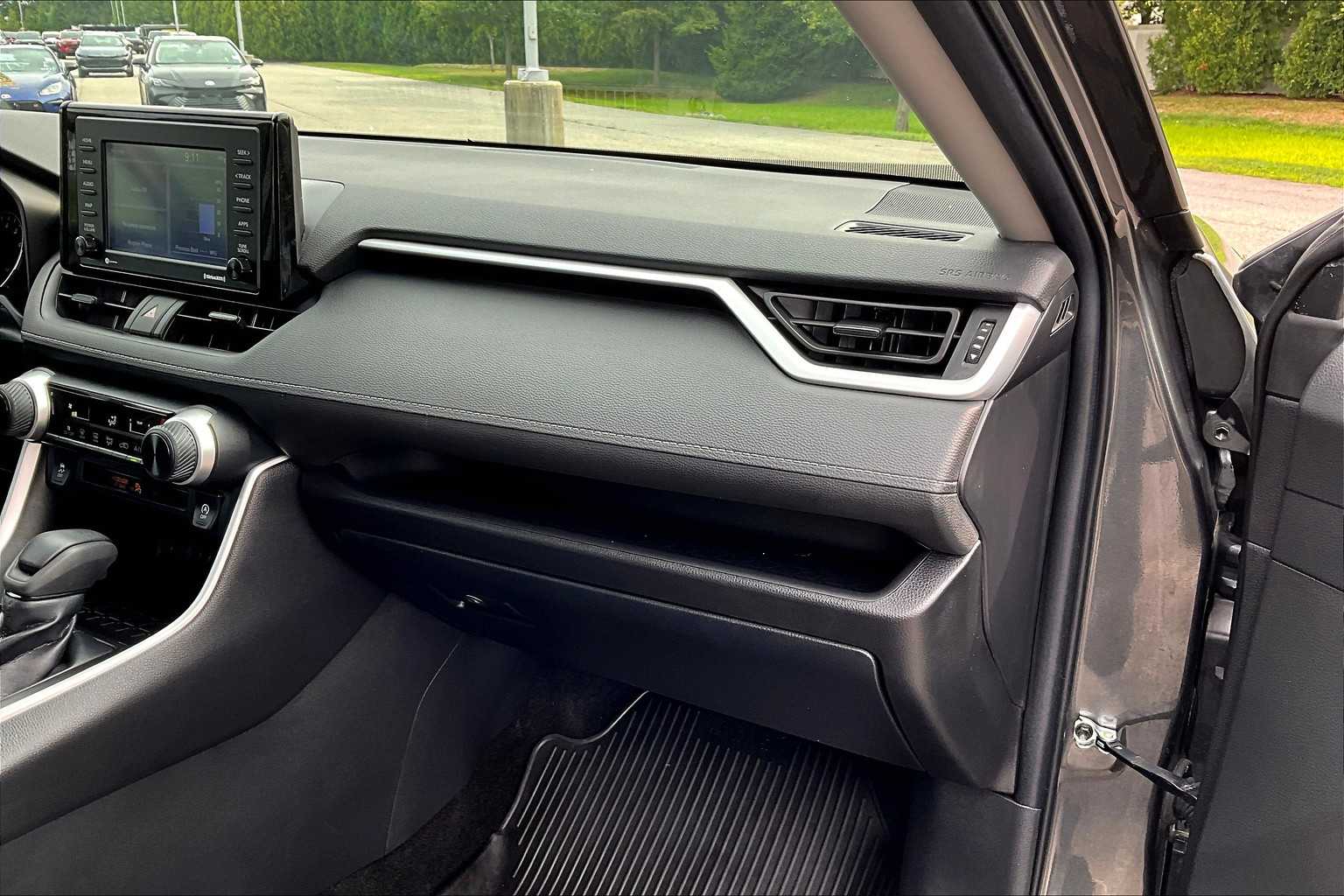 2022 Toyota RAV4 LE - Photo 13