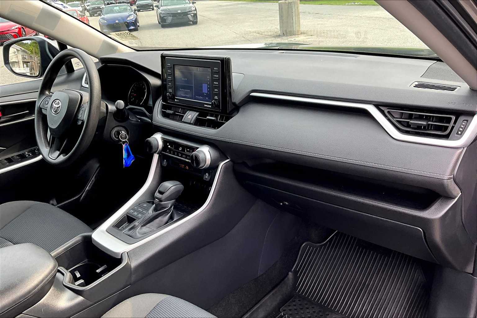 2022 Toyota RAV4 LE - Photo 14