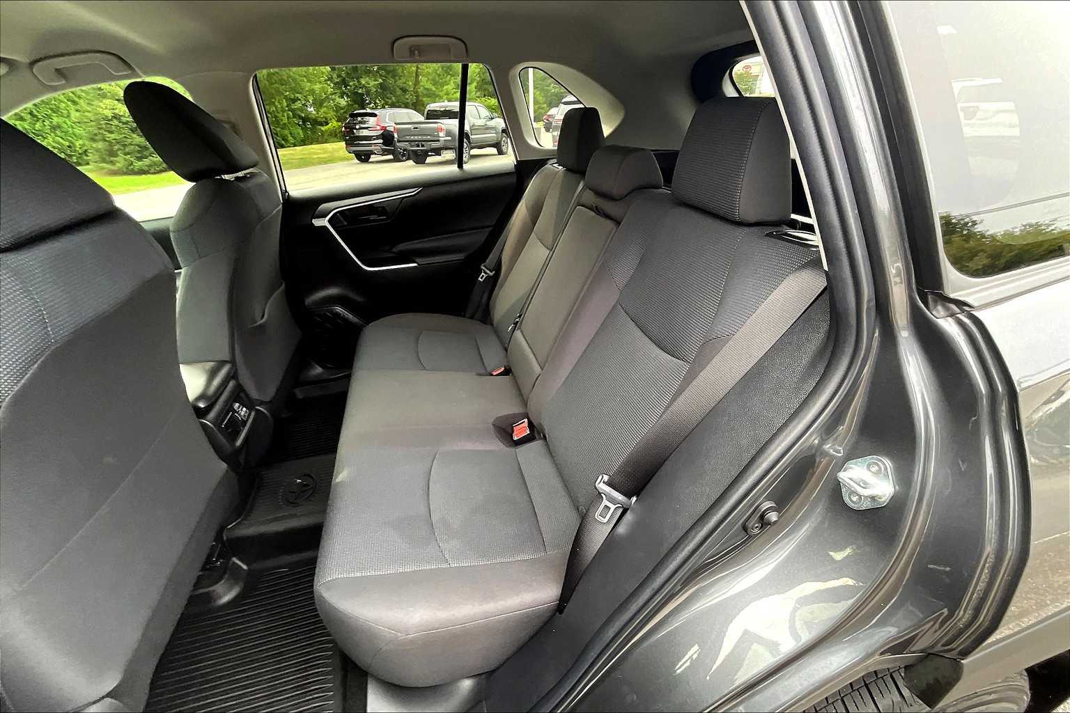 2022 Toyota RAV4 LE - Photo 15