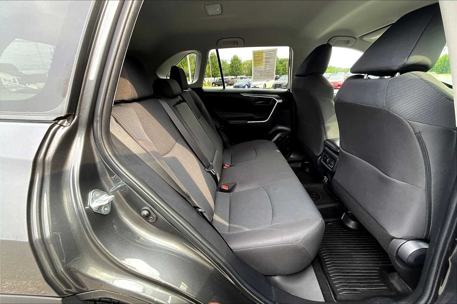 2022 Toyota RAV4 LE - Photo 16
