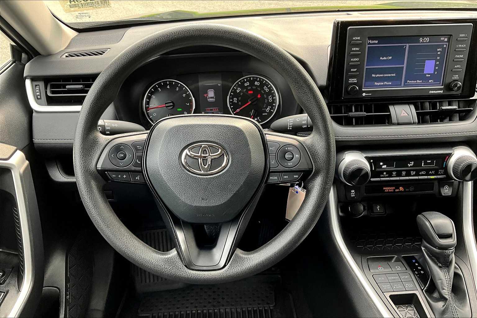 2022 Toyota RAV4 LE - Photo 17