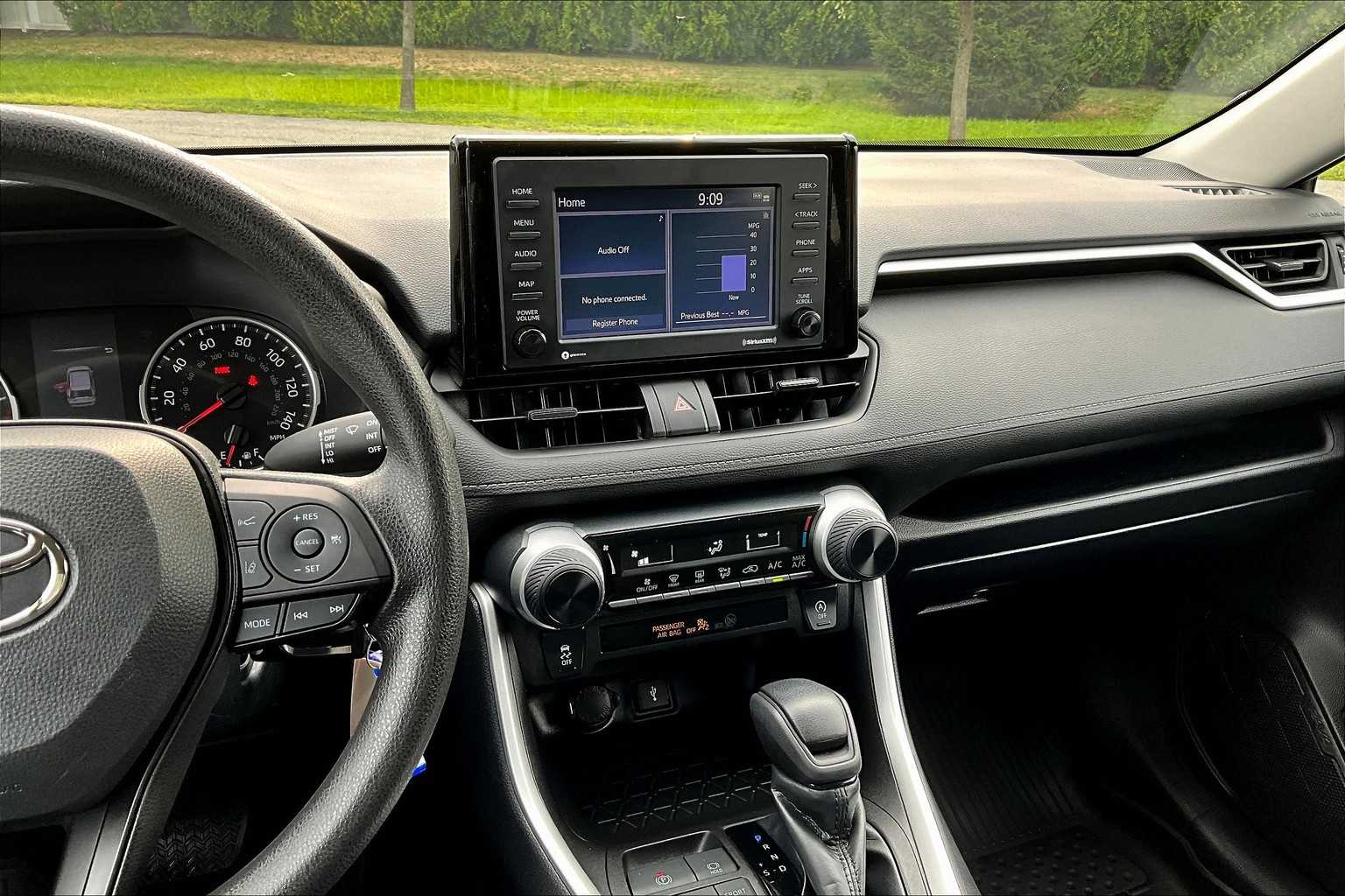 2022 Toyota RAV4 LE - Photo 18