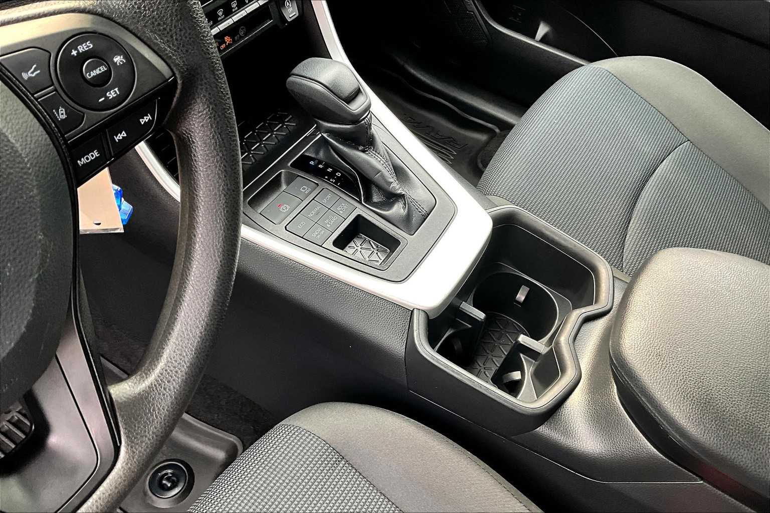 2022 Toyota RAV4 LE - Photo 20