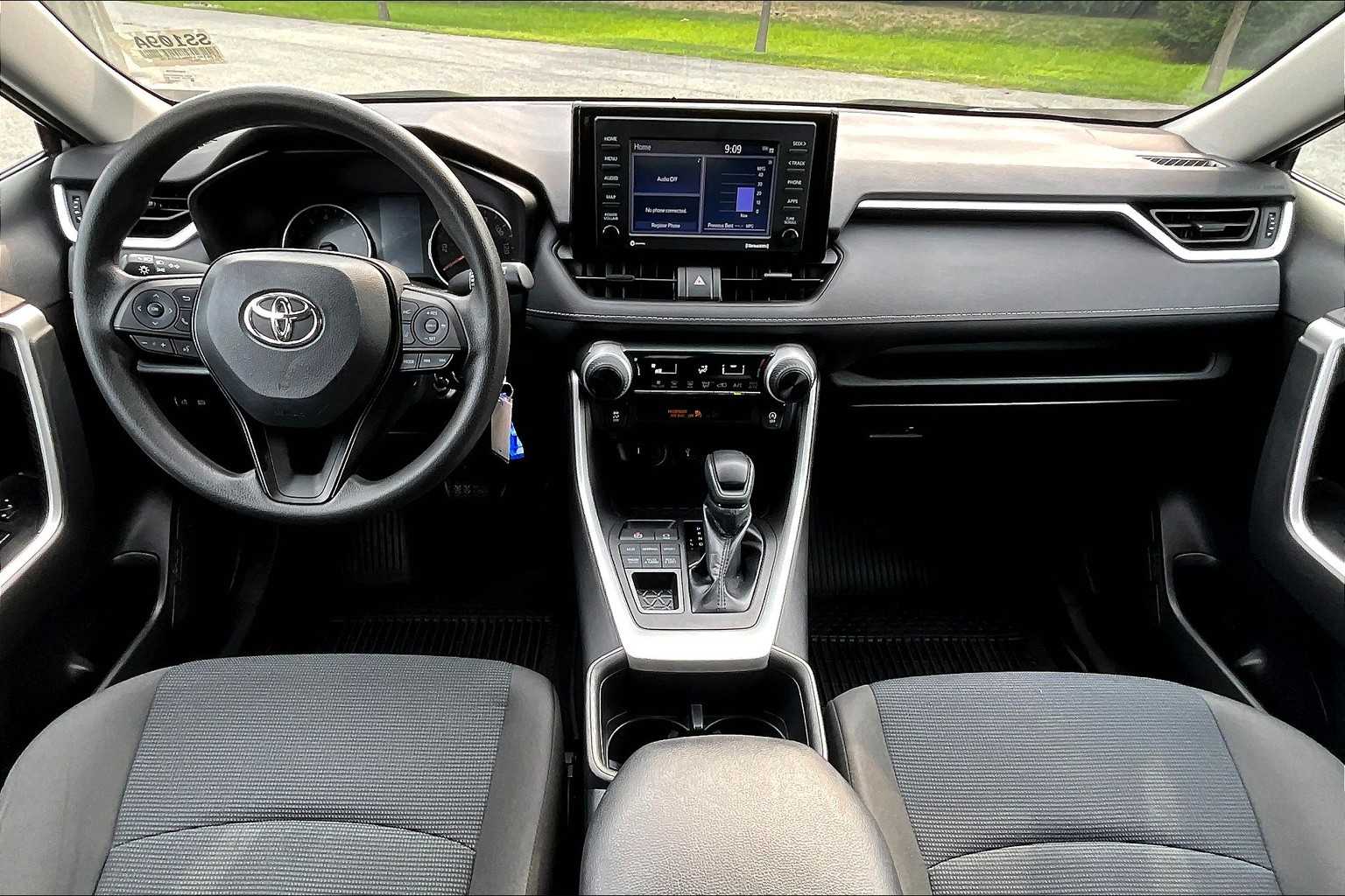 2022 Toyota RAV4 LE - Photo 21