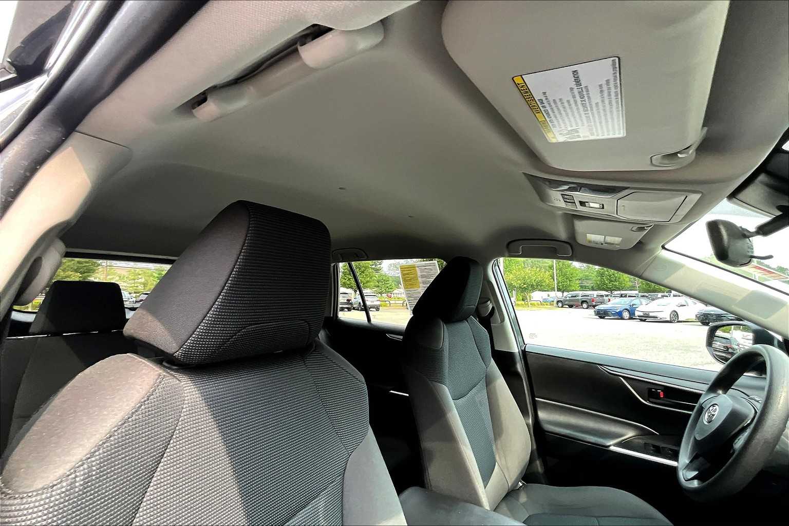 2022 Toyota RAV4 LE - Photo 22