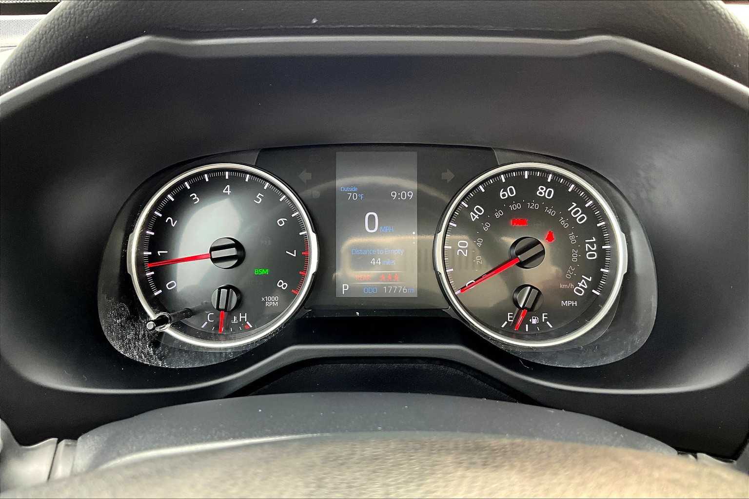 2022 Toyota RAV4 LE - Photo 25