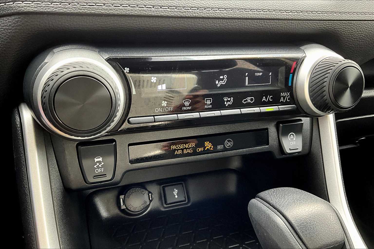 2022 Toyota RAV4 LE - Photo 26