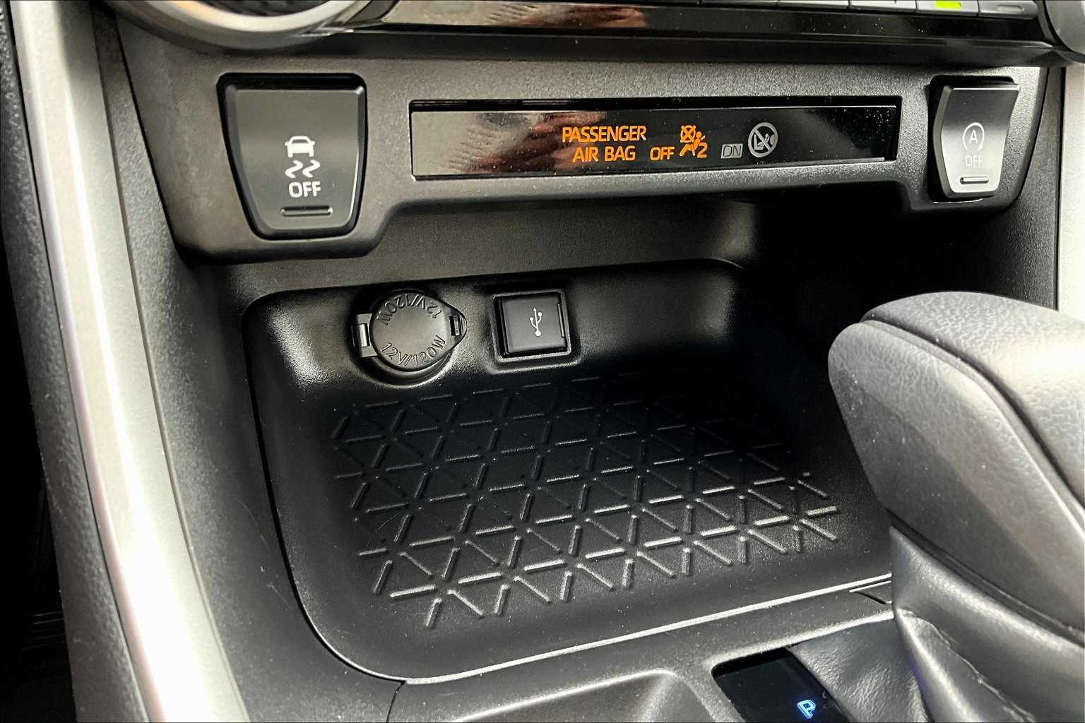 2022 Toyota RAV4 LE - Photo 27
