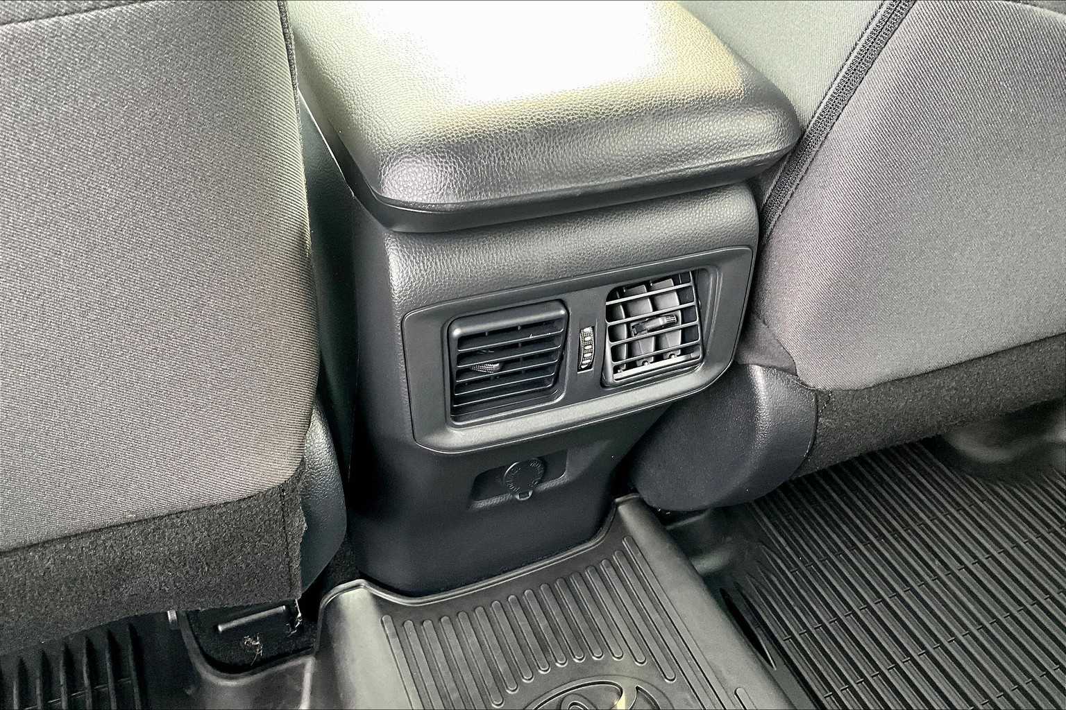 2022 Toyota RAV4 LE - Photo 28